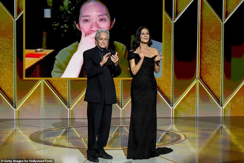 michael douglas catherine zeta jones assegnano il premio a nomadland. golden globes