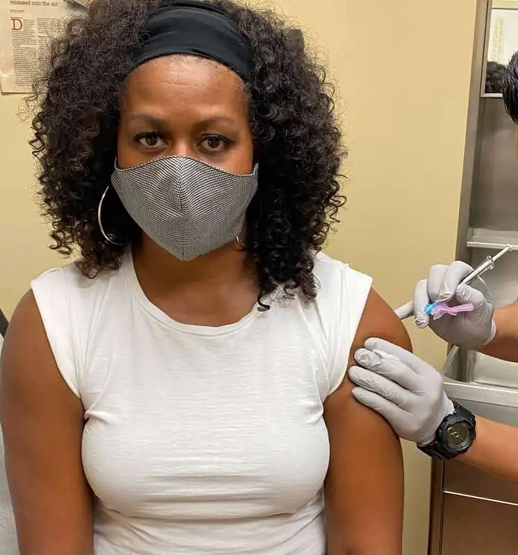 michelle obama si fa il vaccino anti coronavirus 