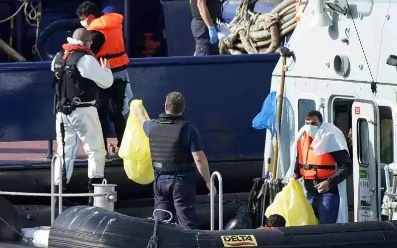 migranti nel canale della manica