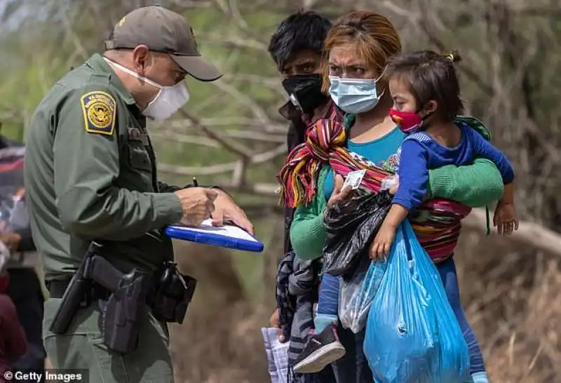 migranti sul rio grande