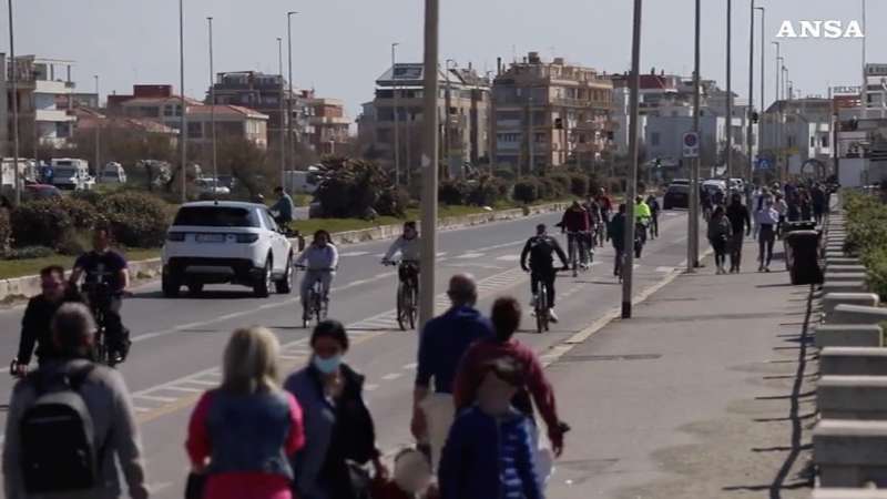 ostia, gente in spiaggia e sul lungomare domenica delle palme 1