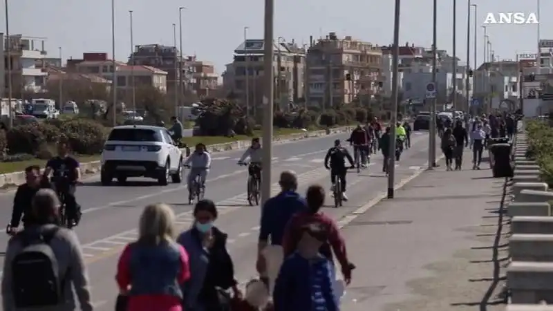 ostia, gente in spiaggia e sul lungomare  domenica delle palme 1