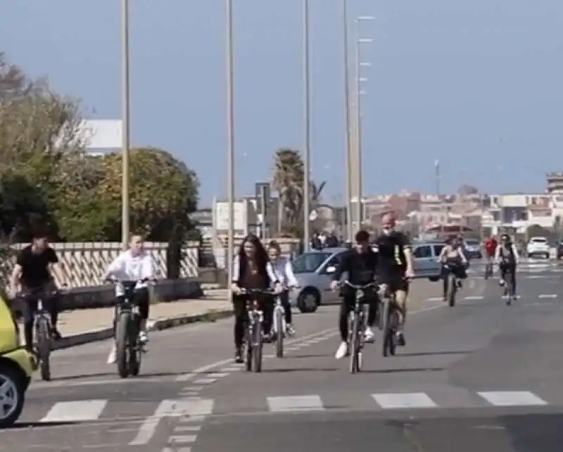 ostia, gente in spiaggia e sul lungomare  domenica delle palme 