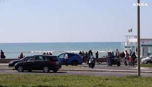 ostia, gente in spiaggia e sul lungomare domenica delle palme 2