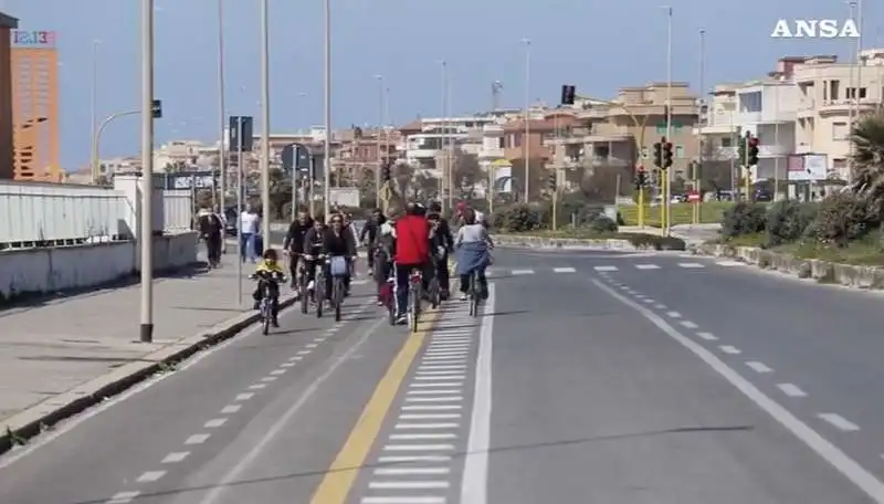 ostia, gente in spiaggia e sul lungomare  domenica delle palme 3