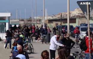 ostia, gente in spiaggia e sul lungomare domenica delle palme 9