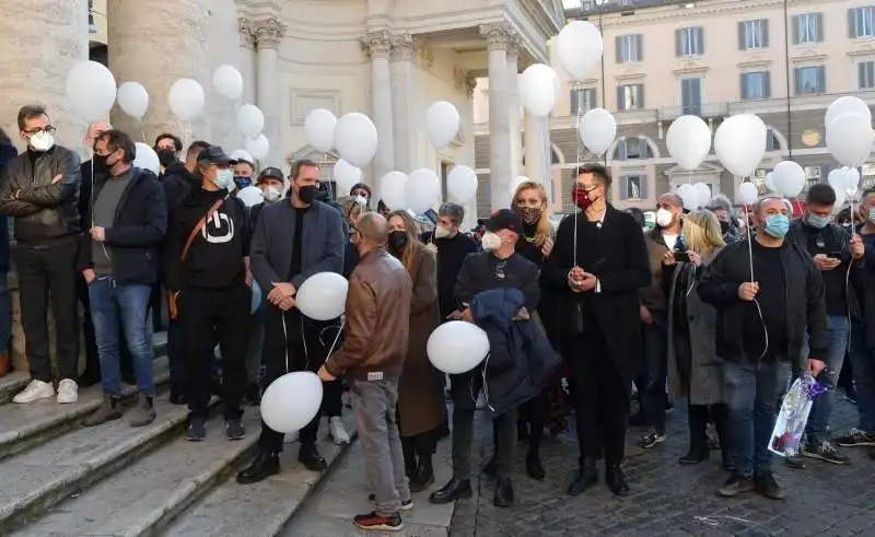 palloncini bianchi per claudio coccoluto  foto di bacco (2)