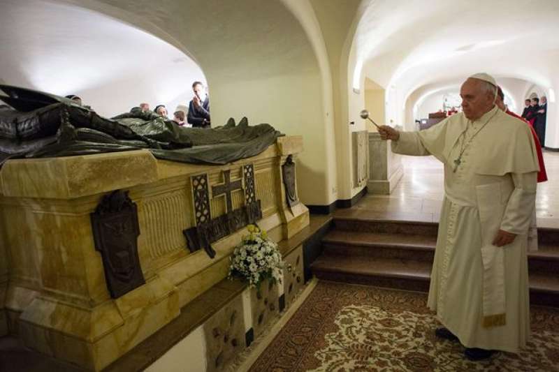 papa francesco alle grotte vaticane