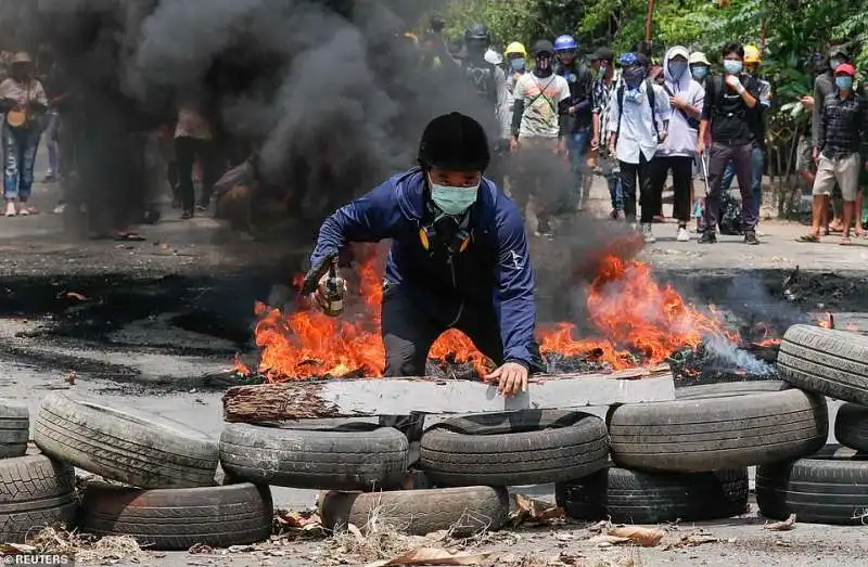 proteste in birmania 32