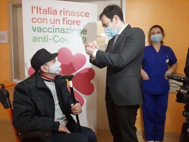 ruggero razza al centro vaccinazioni