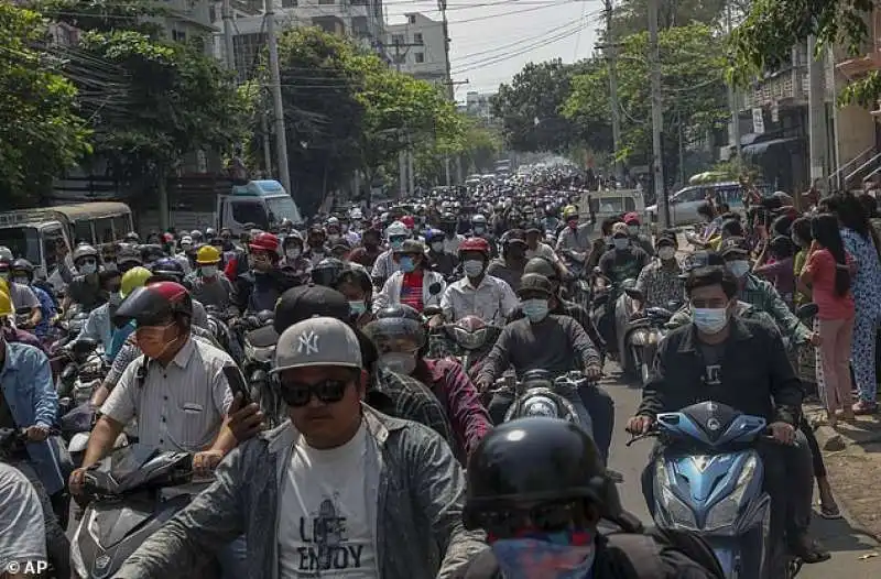 scontri e proteste in myanmar 13