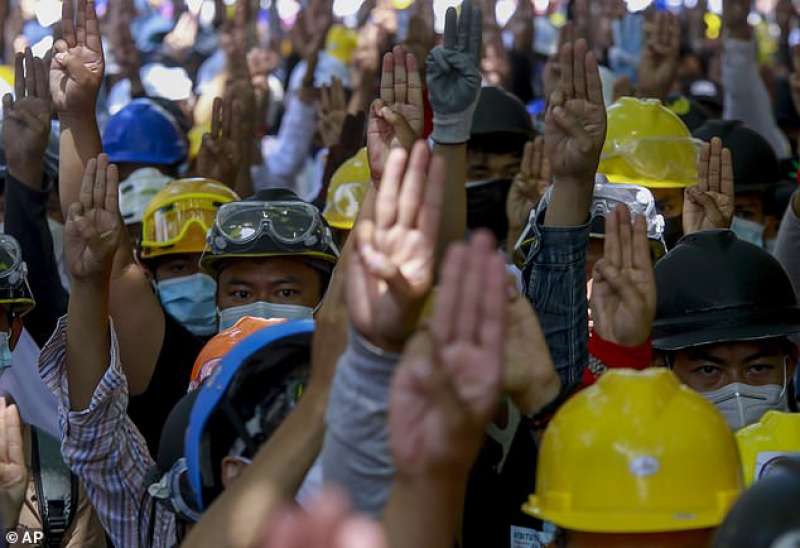 scontri e proteste in myanmar 16