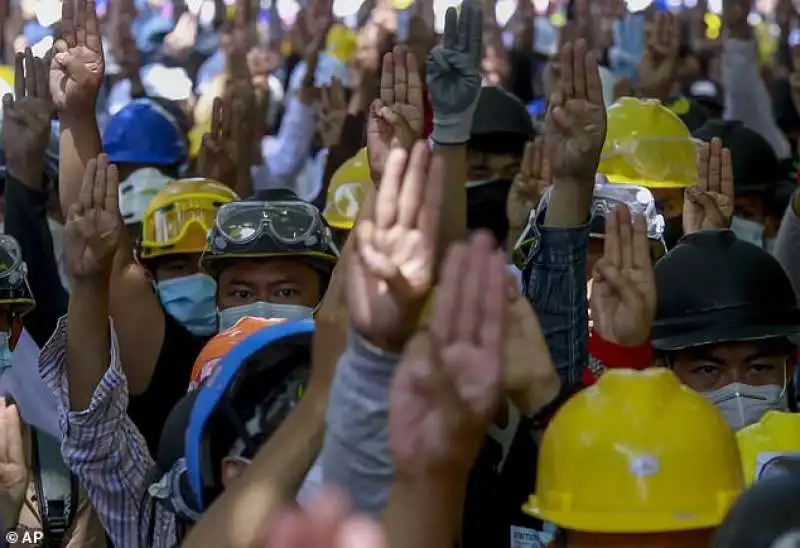 scontri e proteste in myanmar 16