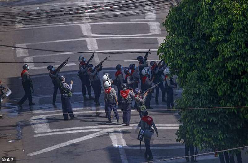 scontri e proteste in myanmar 18