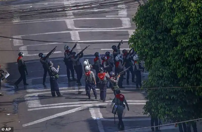 scontri e proteste in myanmar 18