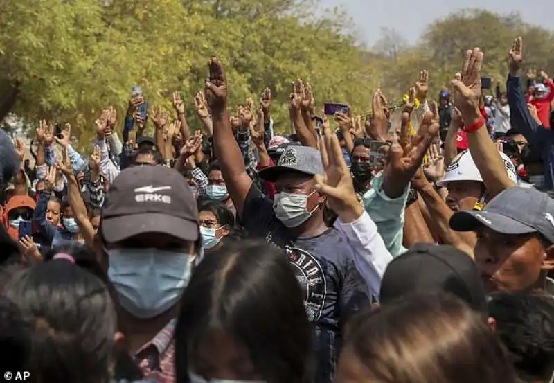 scontri e proteste in myanmar 30