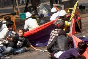 scontri e proteste in myanmar 31