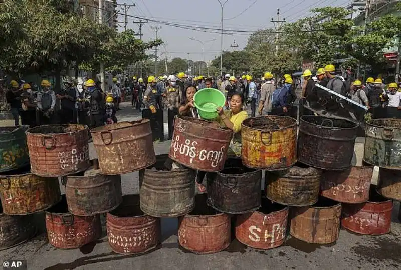 scontri e proteste in myanmar 34