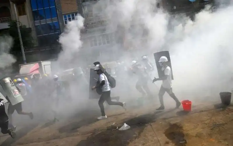 scontri e proteste in myanmar 6