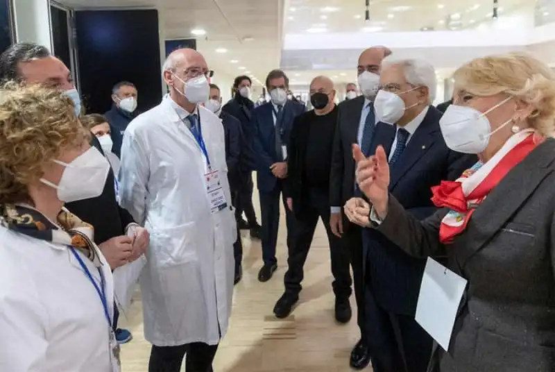 sergio mattarella al centro vaccinale della nuvola