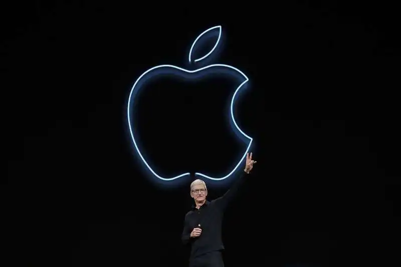 TIM COOK APPLE