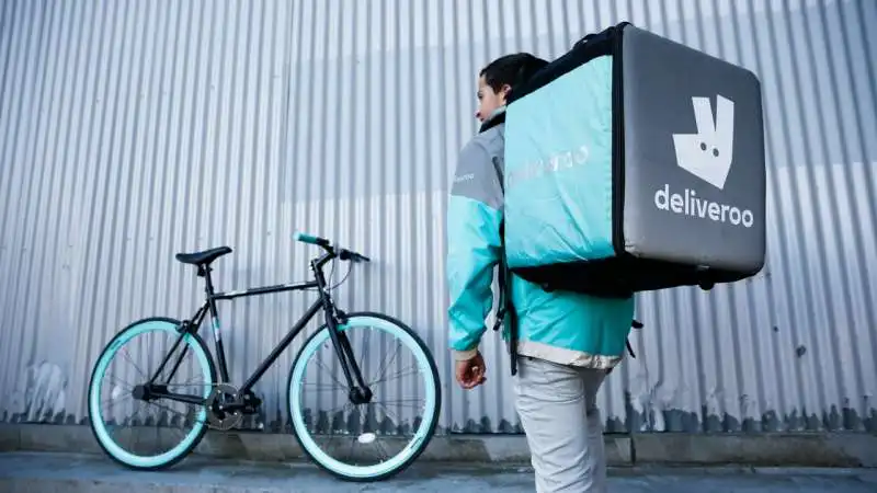 un fattorino di deliveroo