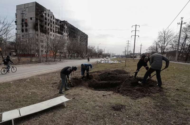 a mariupol si scavano fosse comuni