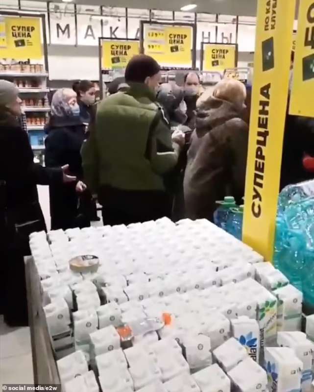 Acquirenti in un supermercato di Mosca 3