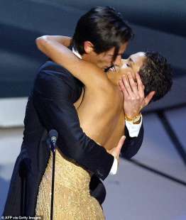 adrien brody bacia halle berry oscar 2003