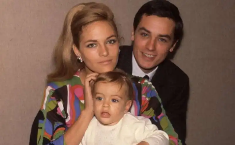 alain delon con la moglie nathalie e il figlio