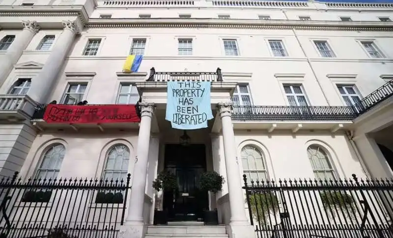 anarchist action network occupa la casa di oleg deripaska a londra 3