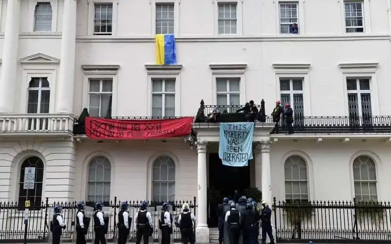 anarchist action network occupa la casa di oleg deripaska a londra 7