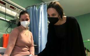 angelina jolie all'ospedale bambino gesu' di roma 1