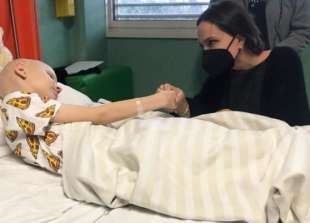 angelina jolie all'ospedale bambino gesu' di roma 2