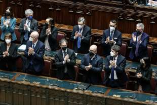 applausi del governo a zelensky