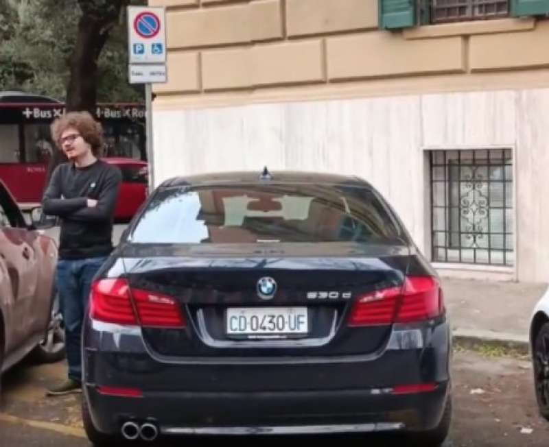 auto del corpo diplomatico nel parcheggio disabili foto gianluca nicoletti