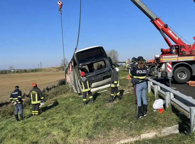 autobus pieno di rifugiati ucraini si ribalta sulla a14   3