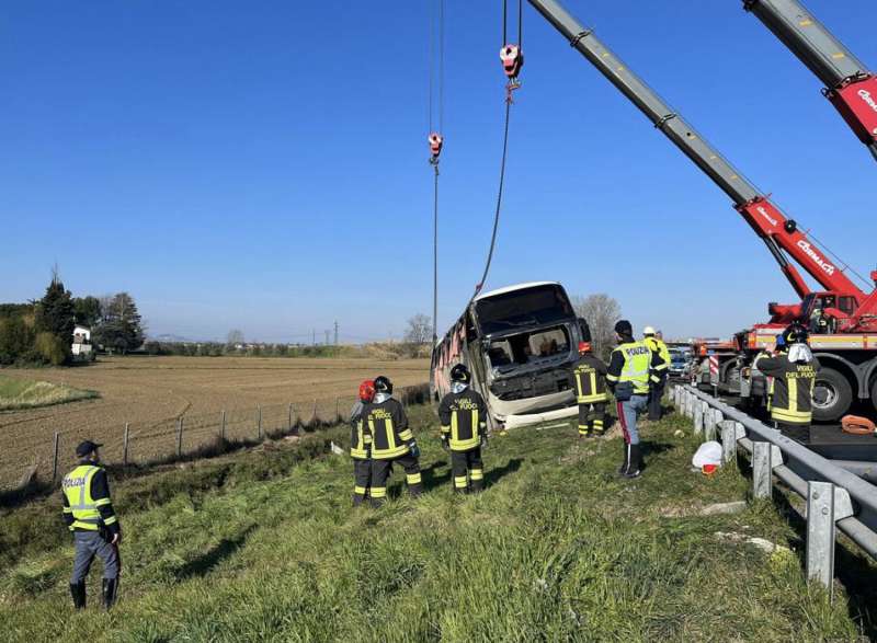 autobus pieno di rifugiati ucraini si ribalta sulla a14 4