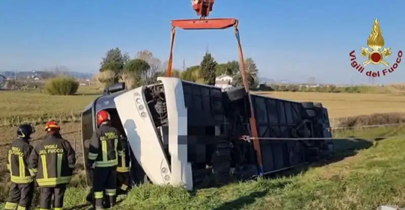 autobus pieno di rifugiati ucraini si ribalta sulla a14   6