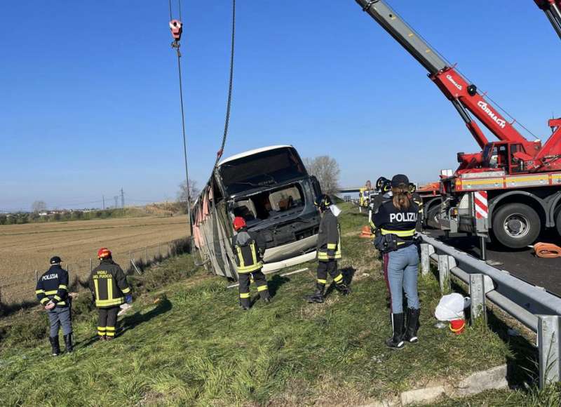 autobus pieno di rifugiati ucraini si ribalta sulla a14 7