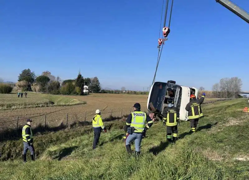 autobus pieno di rifugiati ucraini si ribalta sulla a14   8