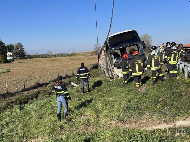 autobus pieno di rifugiati ucraini si ribalta sulla a14 9