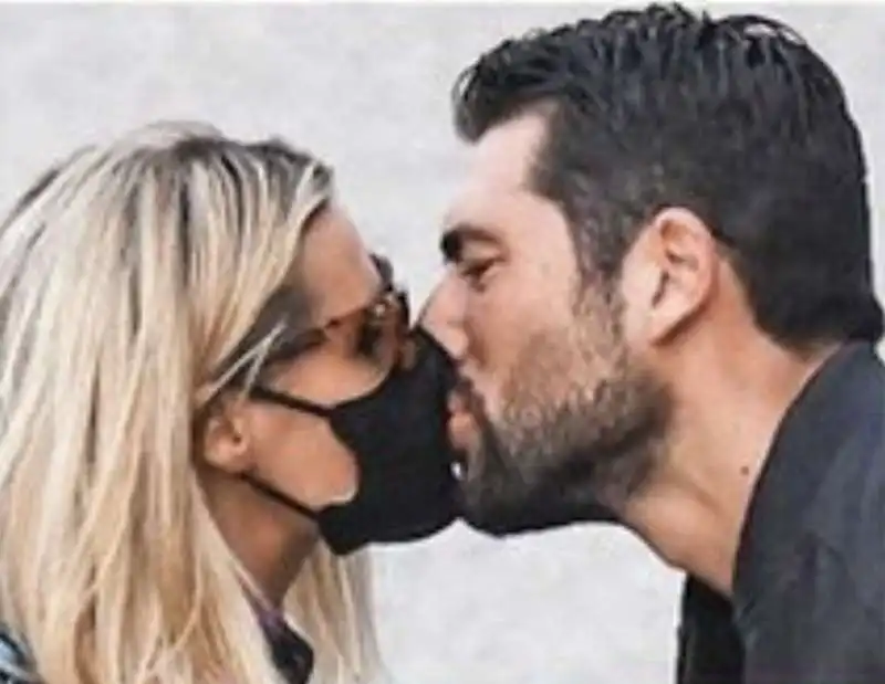 bacio michelle hunziker giovanni angiolini su bunte