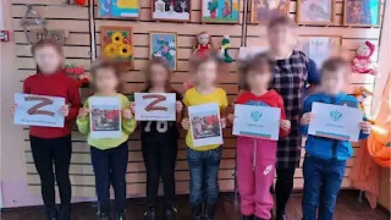 bambini fanno propaganda alla guerra in ucraina 