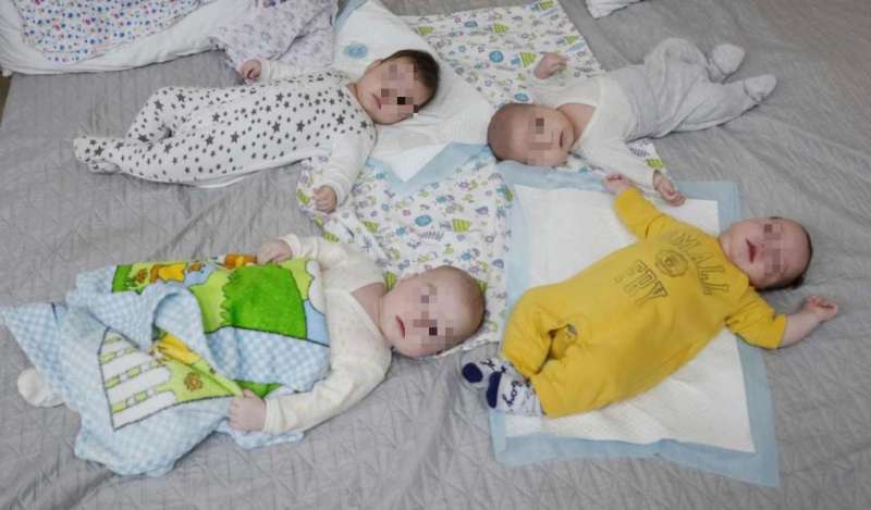 Bambini nati da madre surrogate bloccati a Kiev