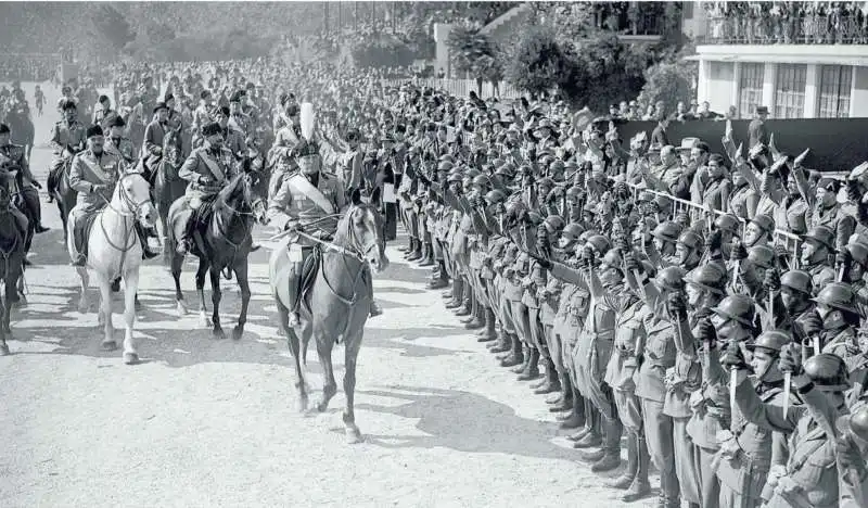 BENITO MUSSOLINI A CAVALLO, SEGUITO DA ATTILIO TERUZZI E CESARE MARIA DE VECCHI, PASSA IN RASSEGNA UN REPARTO DI ARDITI 