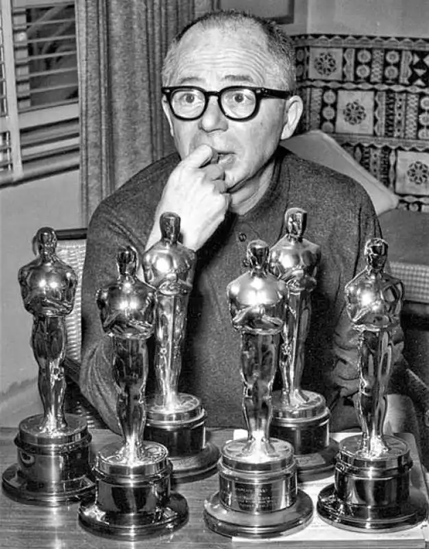 billy wilder con i suoi oscar 