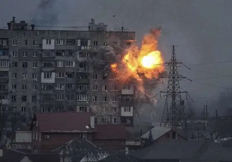 BOMBARDAMENTO A MARIUPOL