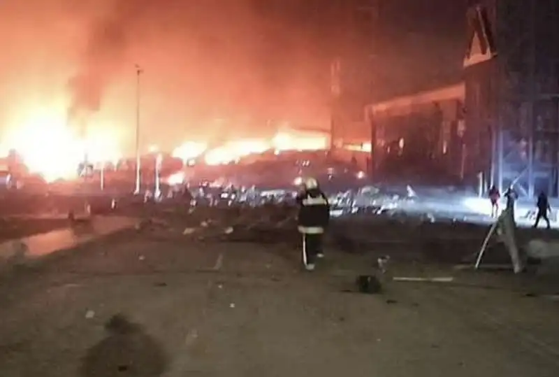 bombardamento russo sul centro commerciale a podil, kiev   ucraina   4