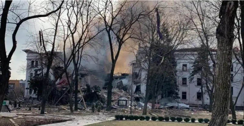 bombe sul teatro di mariupol 5